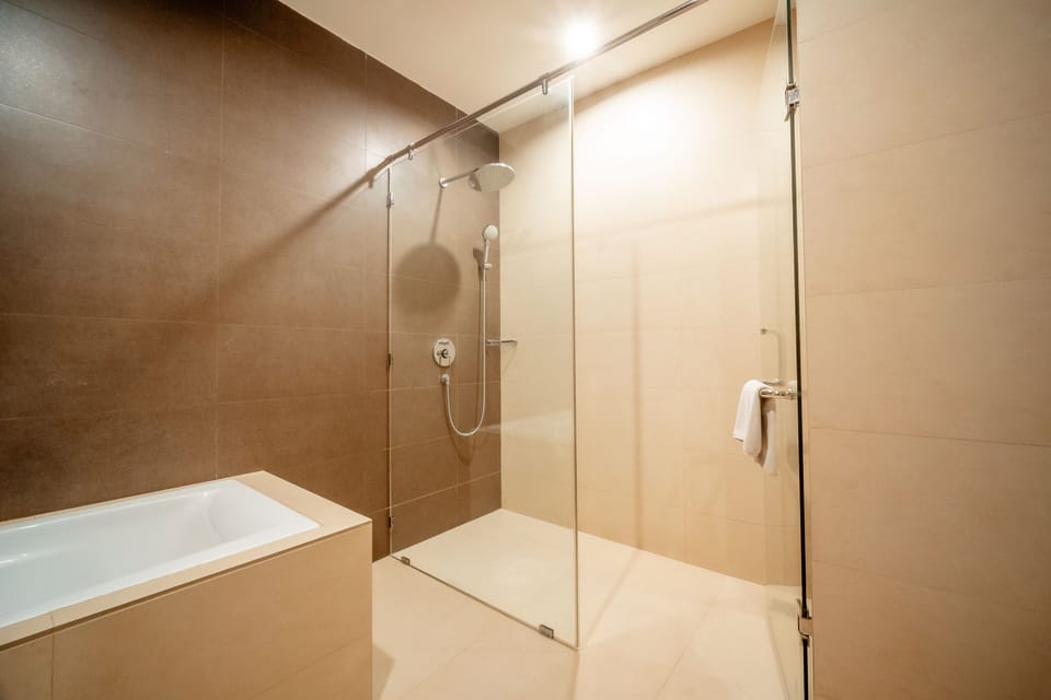 Junior Suite | Bathroom | Shower, free toiletries, hair dryer, towels
