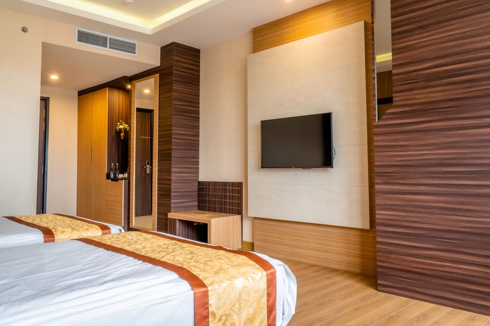 Deluxe Double or Twin Room | Minibar, in-room safe, desk, WiFi (free)