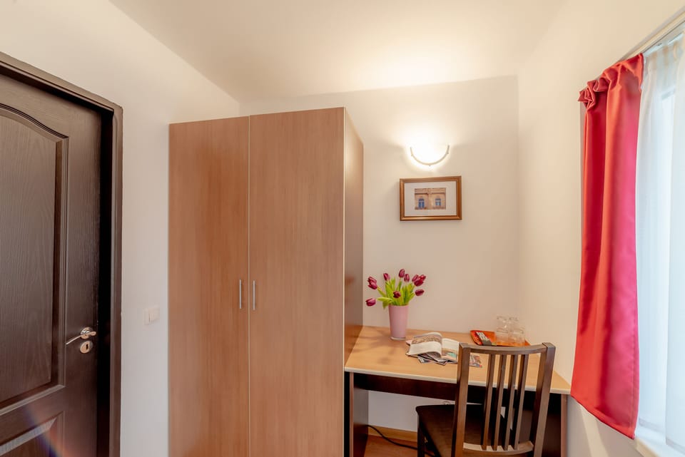 Basic Double Room, 1 Double Bed | Hypo-allergenic bedding, memory foam beds, desk, laptop workspace