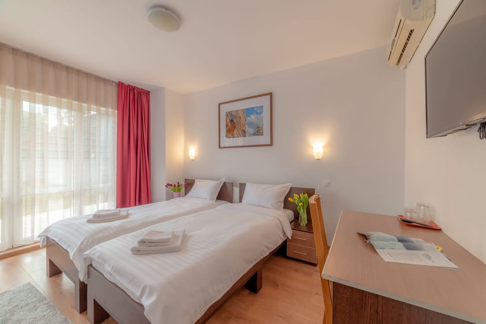Standard Twin Room | Hypo-allergenic bedding, memory foam beds, desk, laptop workspace