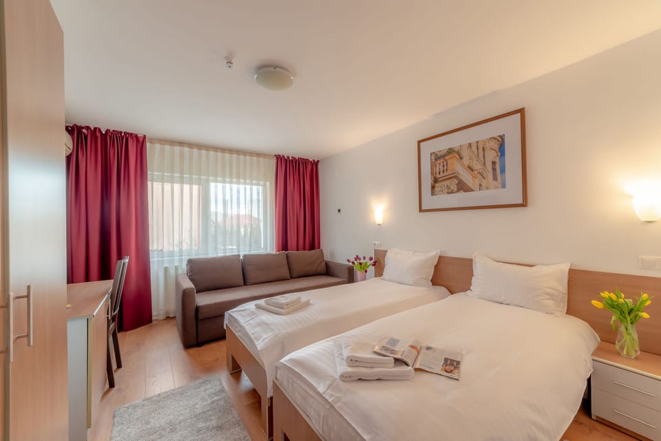 Family Quadruple Room | Hypo-allergenic bedding, memory foam beds, desk, laptop workspace