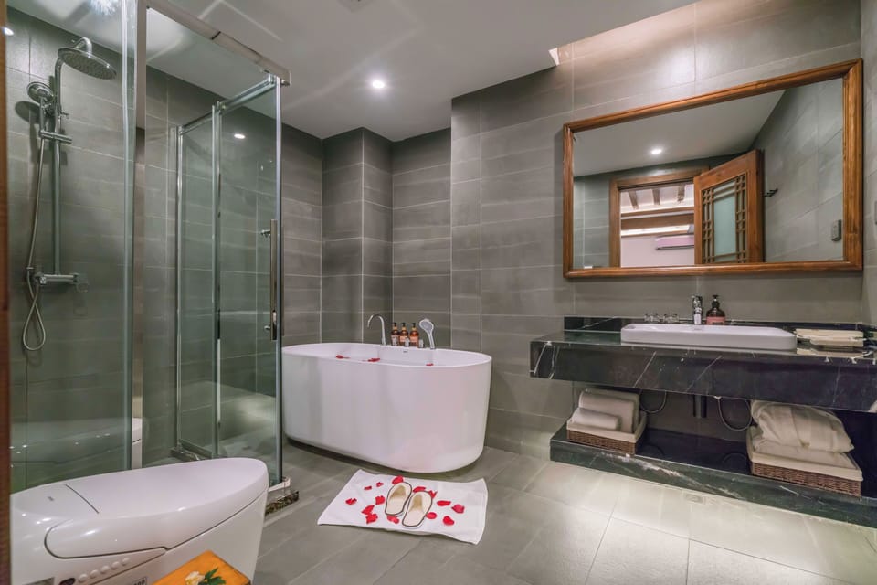 Deluxe Double Room | Bathroom | Free toiletries, hair dryer, bathrobes, slippers