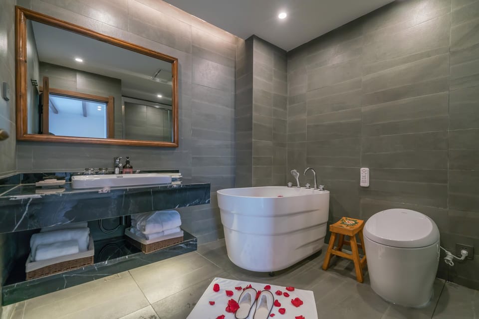 Deluxe Double Room, Balcony | Bathroom | Free toiletries, hair dryer, bathrobes, slippers