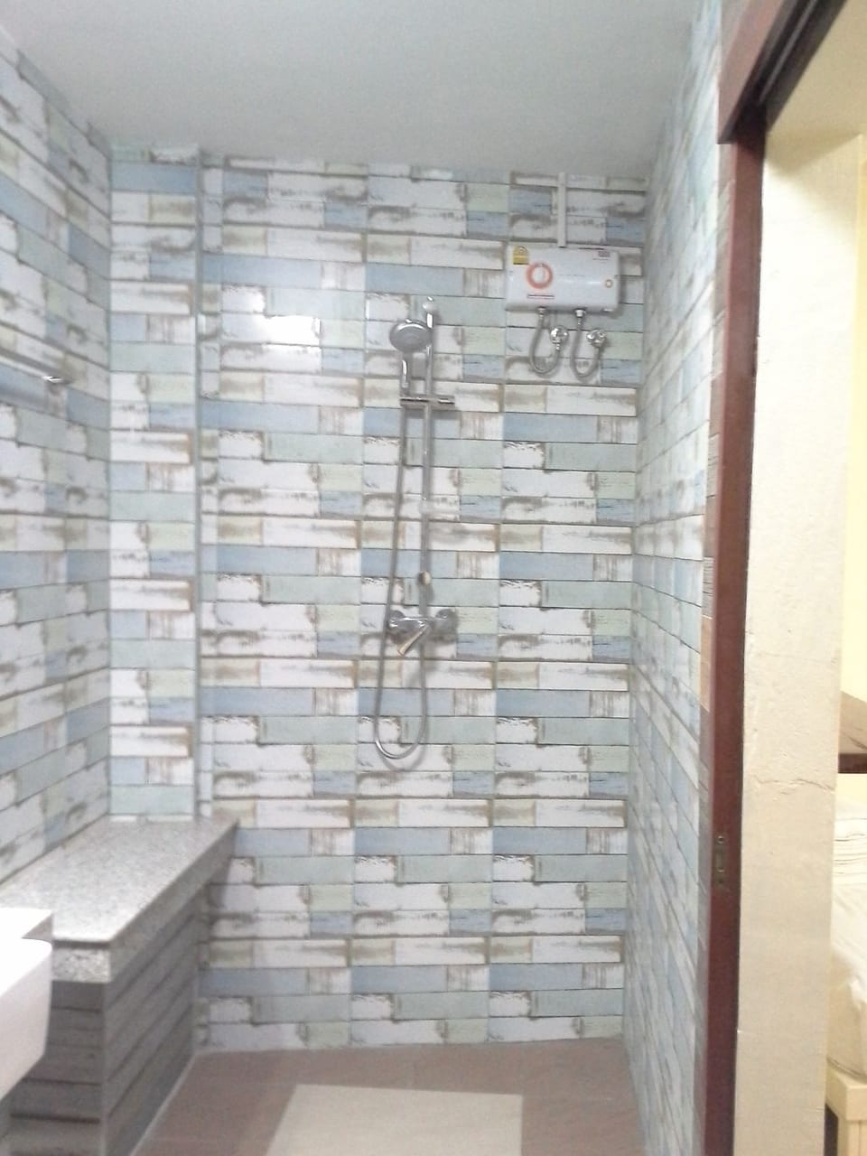 Standard Triple Room | Bathroom shower