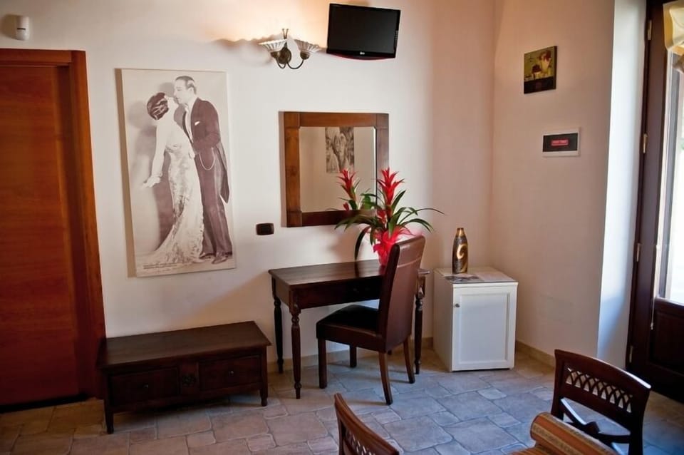 Double Room | Minibar, desk, WiFi (free), bed sheets