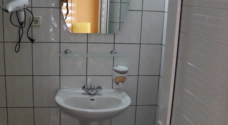 Double Room | Bathroom | Shower, free toiletries, hair dryer, slippers