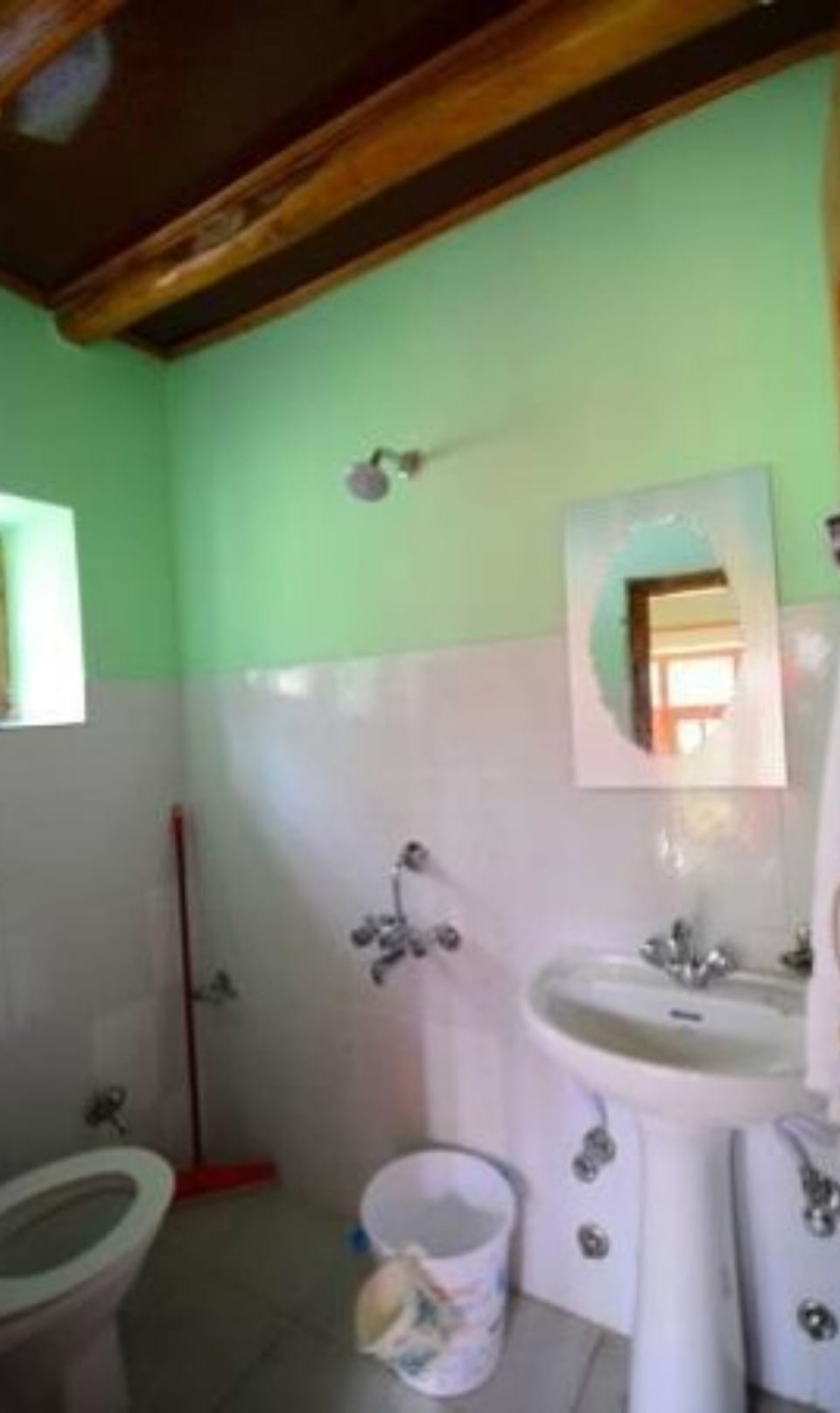 Deluxe Duplex, 1 Double Bed, Smoking | Bathroom | Shower, free toiletries, towels
