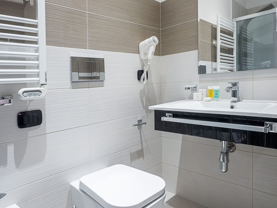 Design Triple Room | Bathroom | Shower, free toiletries, hair dryer, slippers