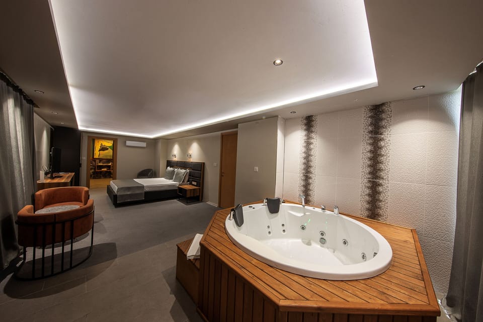 Luxury Suite | Premium bedding, minibar, in-room safe, bed sheets