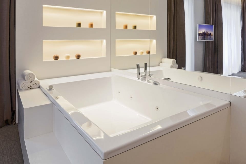 Deluxe Double Room, 1 King Bed, Jetted Tub | Premium bedding, free minibar, in-room safe, desk