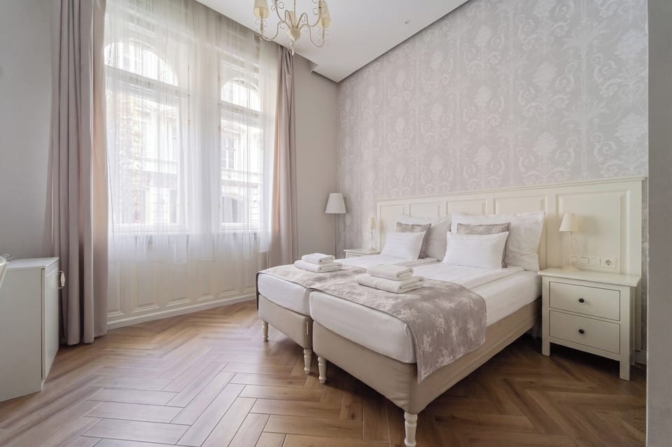 Classic Room | 1 bedroom, in-room safe, desk, free WiFi