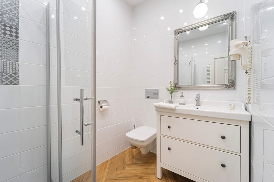 Classic Room | Bathroom | Shower, rainfall showerhead, free toiletries, hair dryer