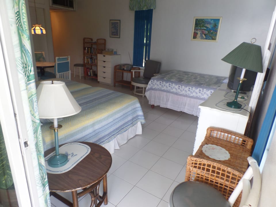 Room | Desk, WiFi (free), bed sheets