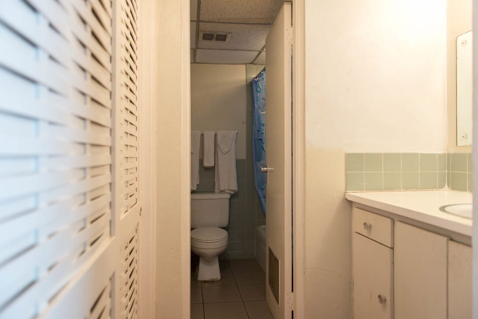 Room | Bathroom | Combined shower/tub, free toiletries, towels