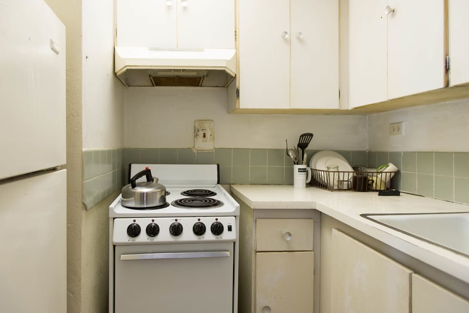 Room | Private kitchen | Fridge, microwave, oven, stovetop