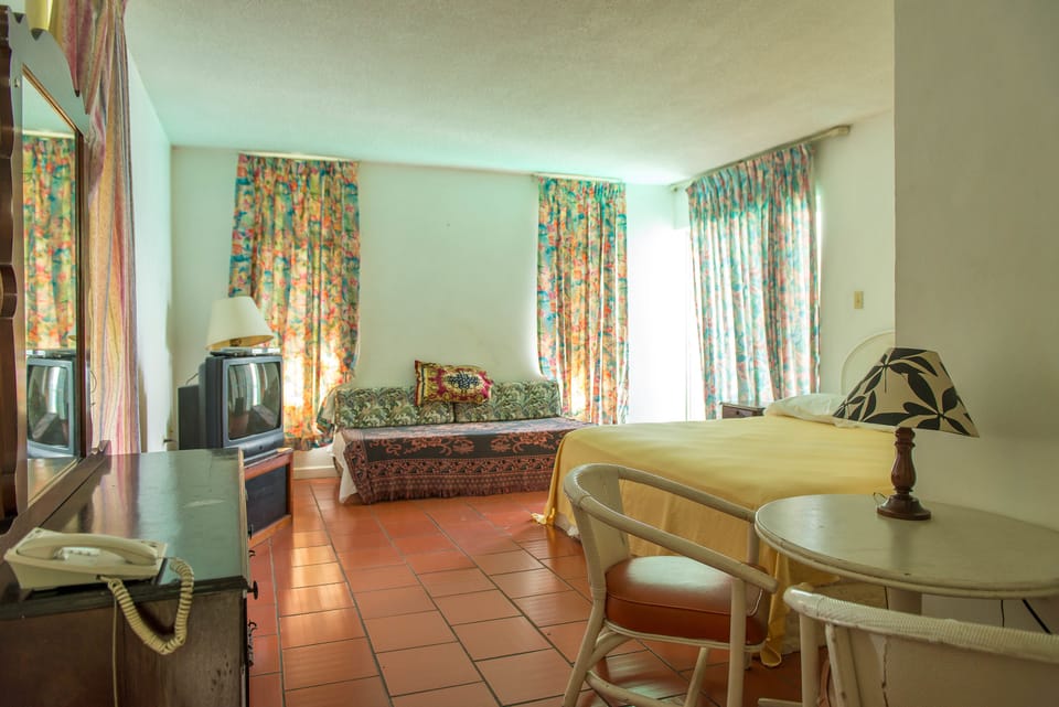 Room | Premium bedding, desk, iron/ironing board, bed sheets