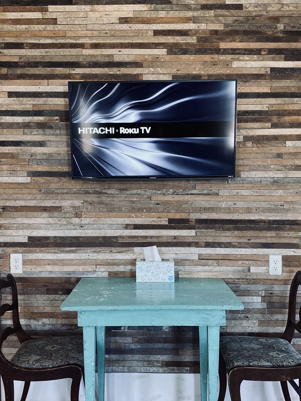 Luxury Studio, 1 Queen Bed (205) | In-room dining