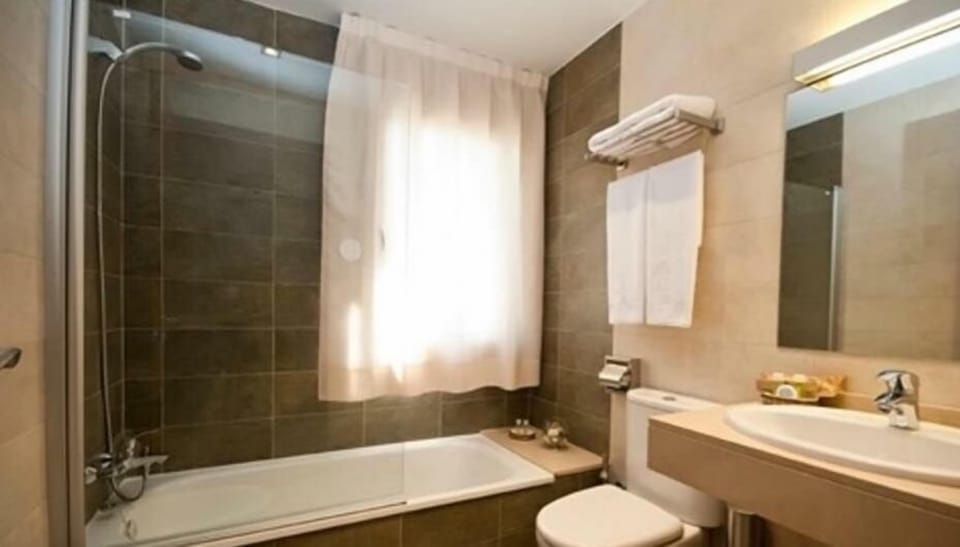 Combined shower/tub, free toiletries, hair dryer, bidet