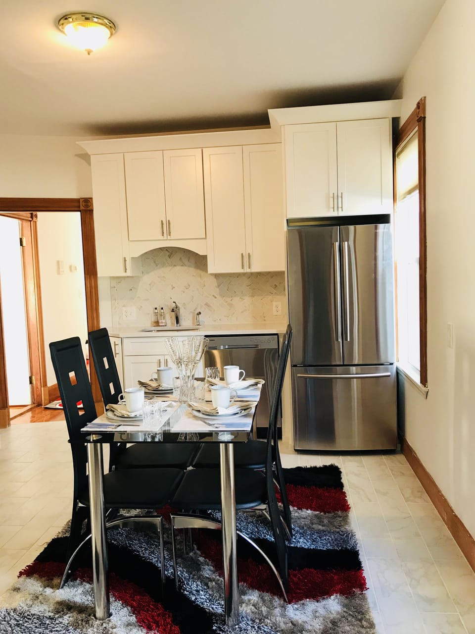 Full-size fridge, microwave, oven, stovetop