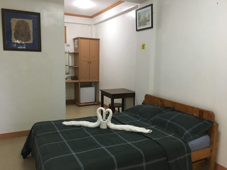 Deluxe Room | Desk, free WiFi