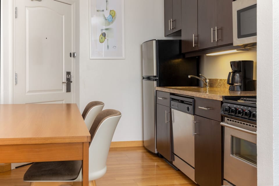 Full-size fridge, microwave, stovetop, dishwasher