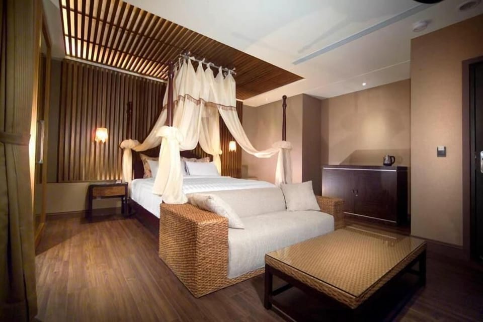 Minibar, soundproofing, free WiFi, bed sheets