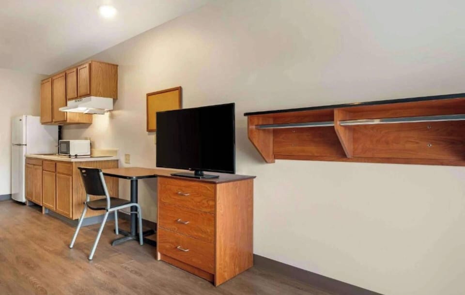Desk, laptop workspace, iron/ironing board, free WiFi