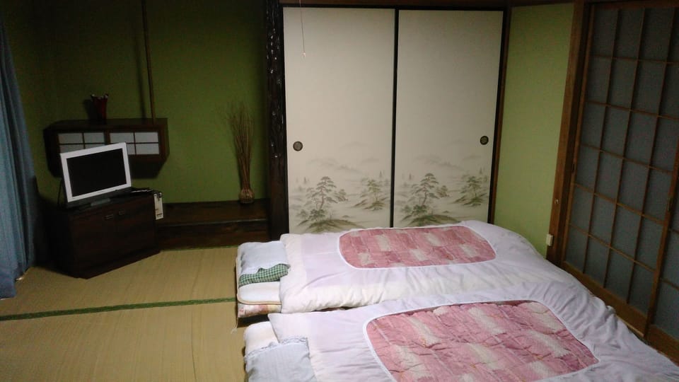 Run of the House, Smoking, Pets Allowed | Desk, blackout drapes, free WiFi, bed sheets
