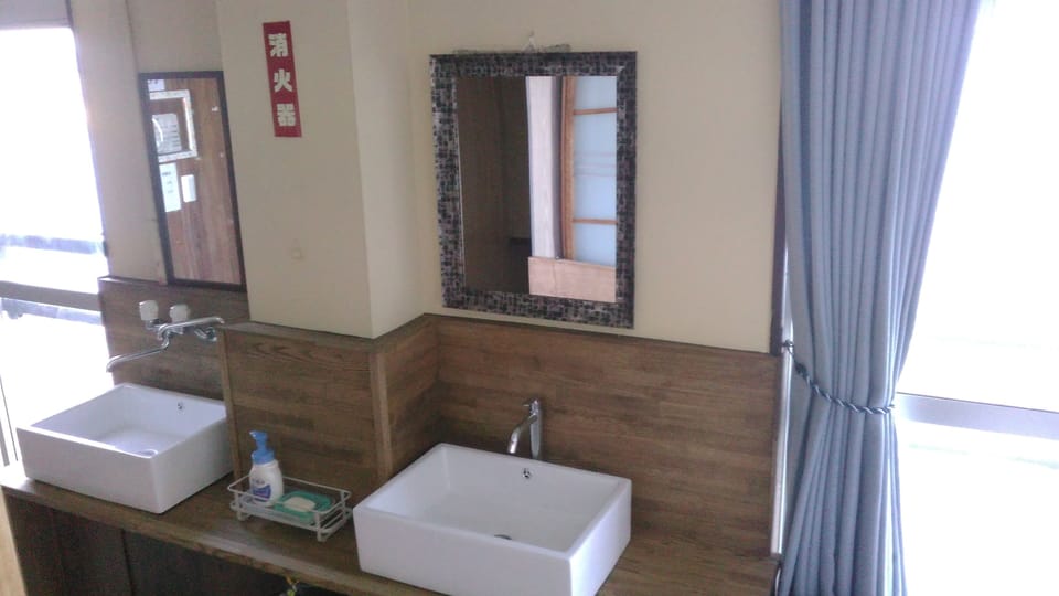 Run of the House, Smoking, Pets Allowed | Bathroom | Separate tub and shower, free toiletries, hair dryer, slippers