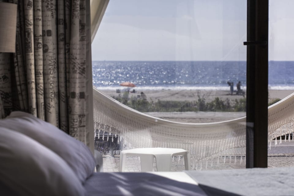 Suite con vista al mar  y desayuno buffet | Minibar, in-room safe, laptop workspace, blackout drapes