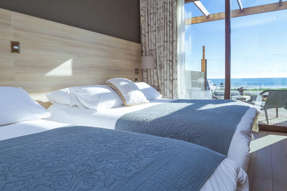 Suite con vista al mar  y desayuno buffet | Minibar, in-room safe, laptop workspace, blackout drapes