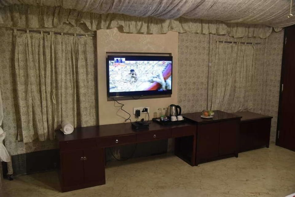 Cottage, 1 King Bed | Television