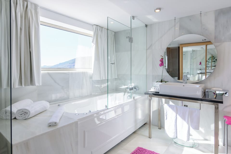 Superior Double Room | Bathroom | Bathtub, hair dryer, towels