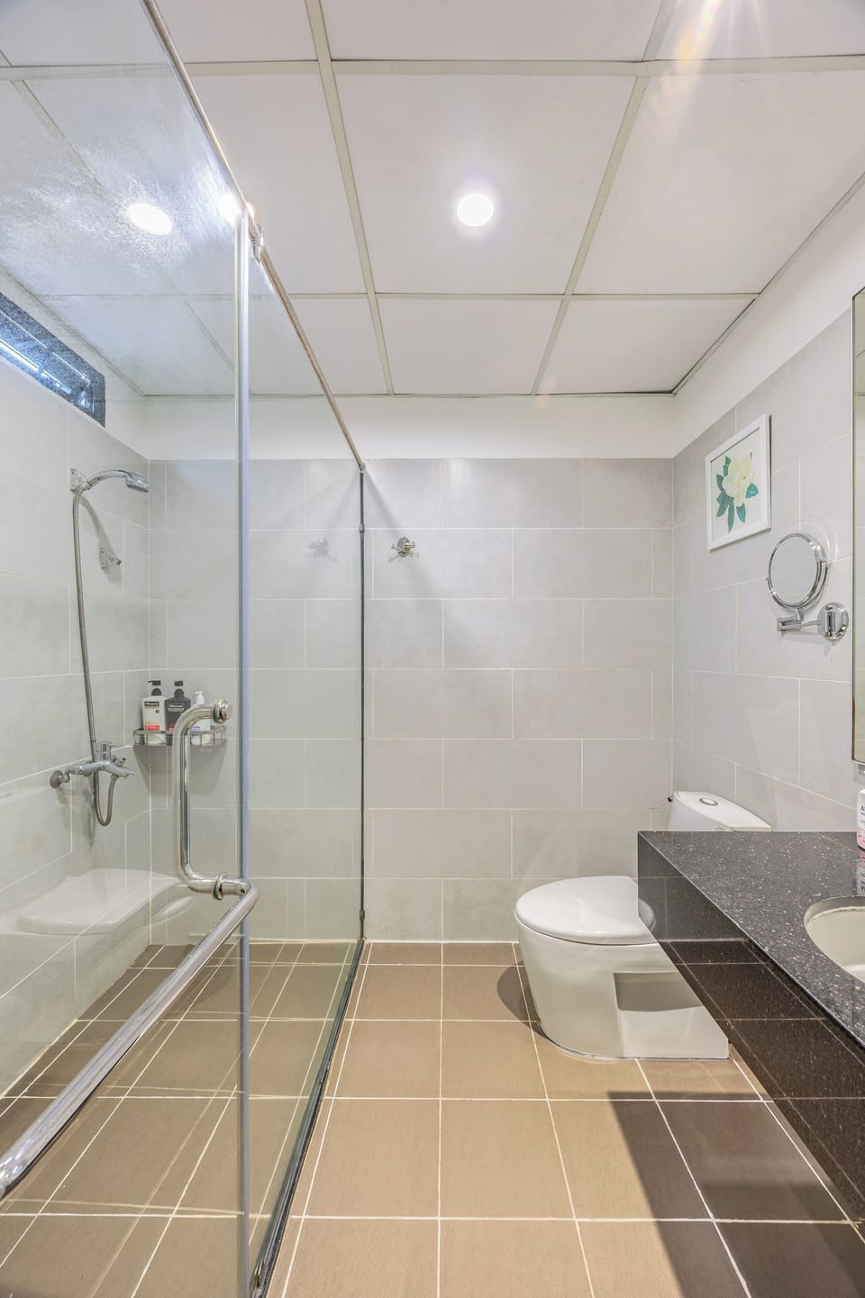 Family Room | Bathroom | Shower, free toiletries, hair dryer, bathrobes