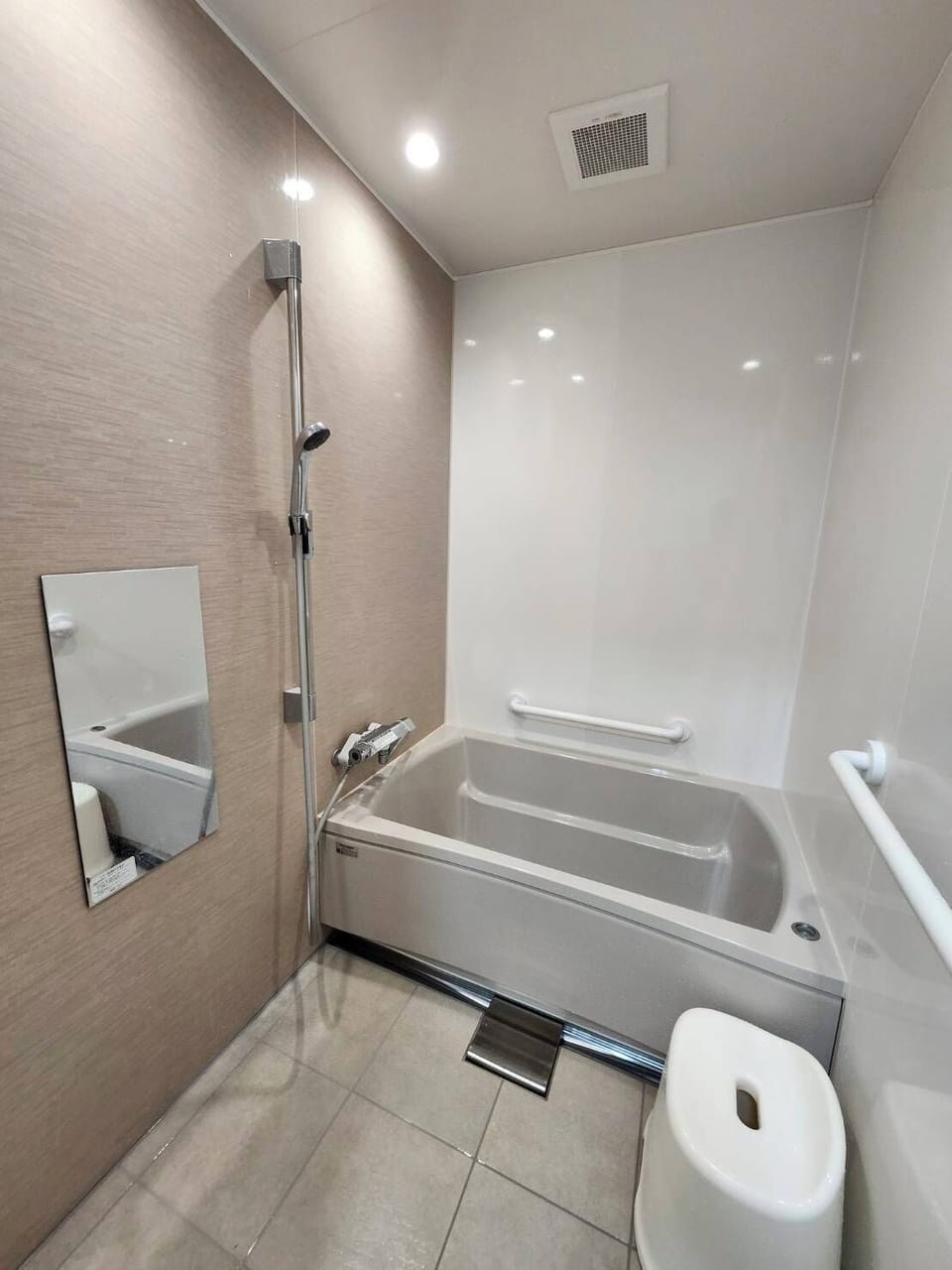 Combined shower/tub, free toiletries, hair dryer, slippers