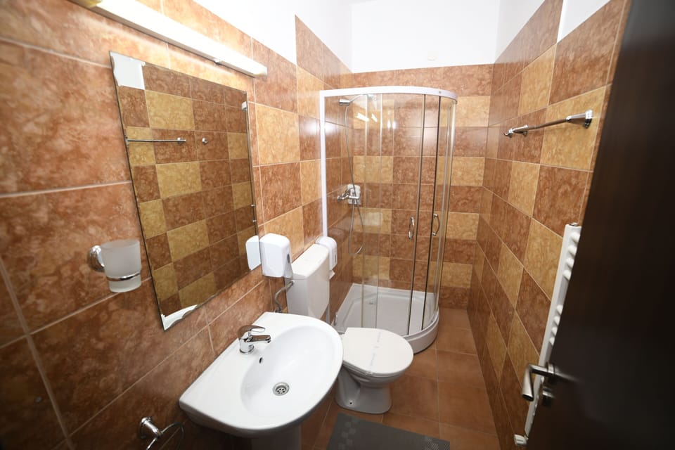 Suite | Bathroom | Combined shower/tub, free toiletries, hair dryer, towels
