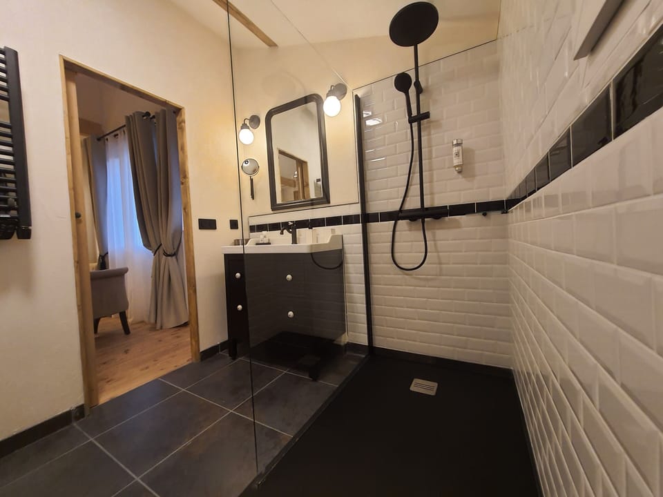Superior Room | Bathroom | Shower, rainfall showerhead, designer toiletries, hair dryer