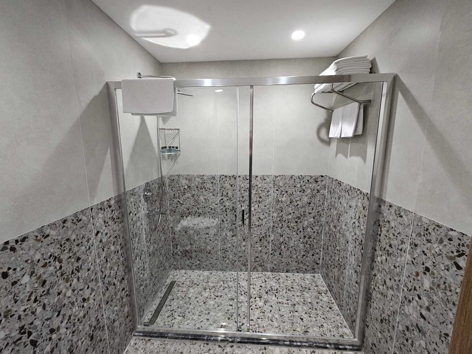Shower, rainfall showerhead, free toiletries, hair dryer