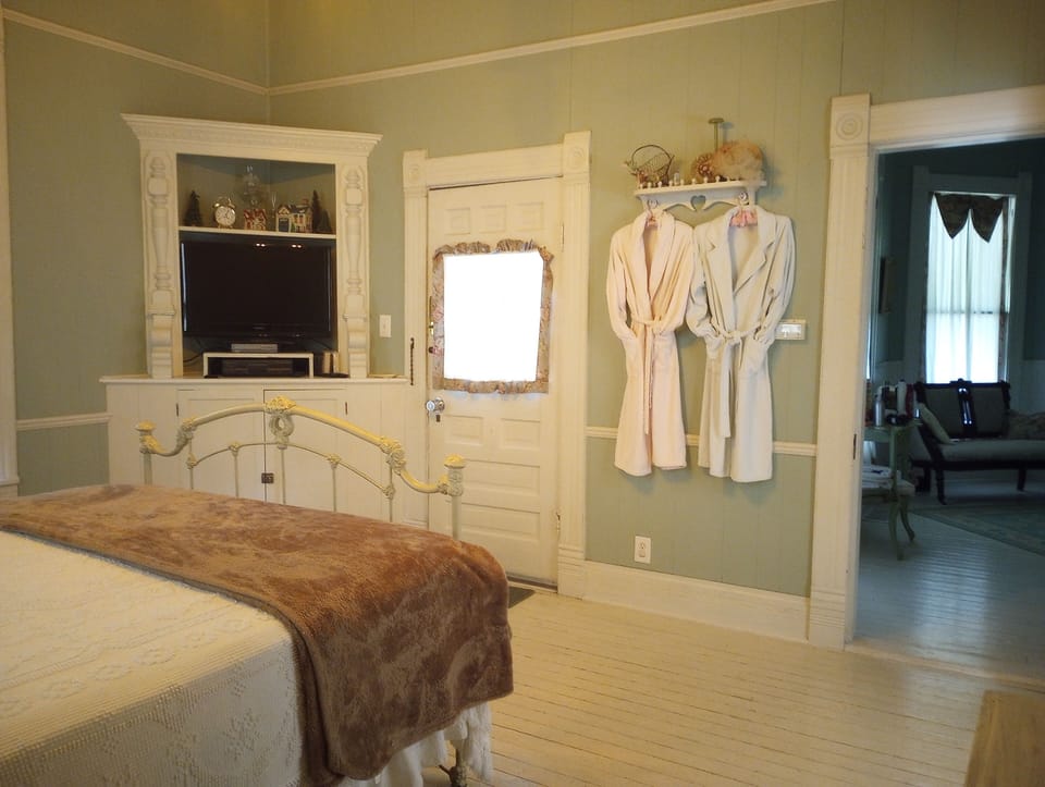 Classic Cottage, Private Bathroom | Hypo-allergenic bedding available, desk, laptop workspace, WiFi (free)