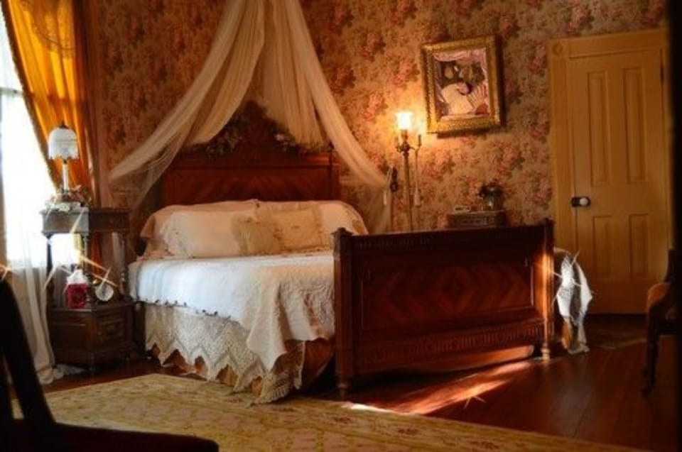 Room, Private Bathroom (Lillian's Room Adults Only) | Hypo-allergenic bedding available, desk, laptop workspace, WiFi (free)