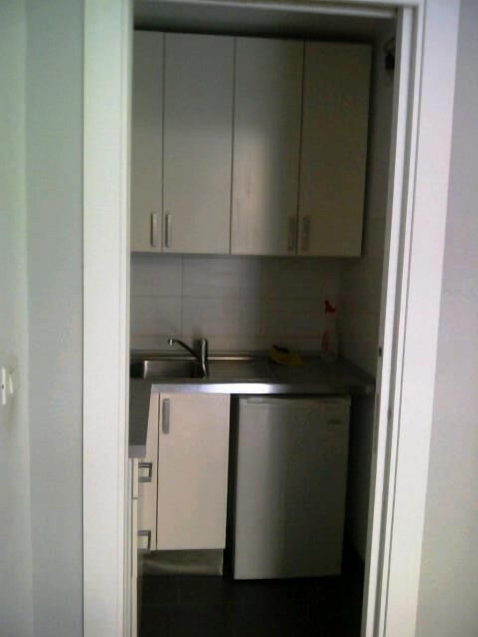 Studio | Private kitchenette | Cookware/dishes/utensils