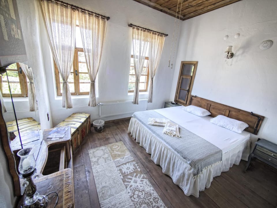 Egyptian cotton sheets, premium bedding, in-room safe