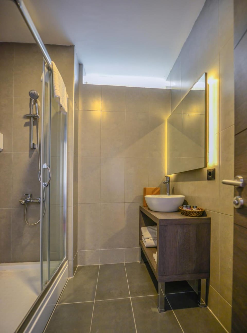 Shower, free toiletries, hair dryer, slippers