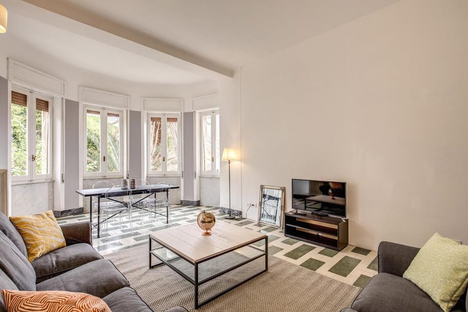 Comfort Apartment | Living room | Flat-screen TV