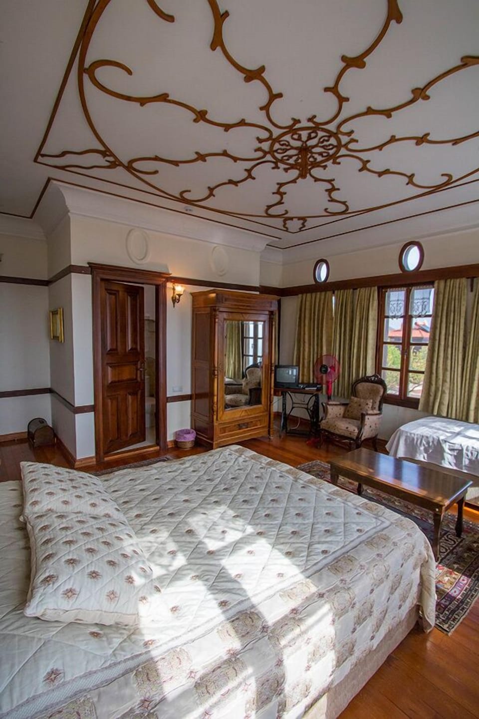 Honeymoon Suite | Premium bedding, free cribs/infant beds, rollaway beds, free WiFi