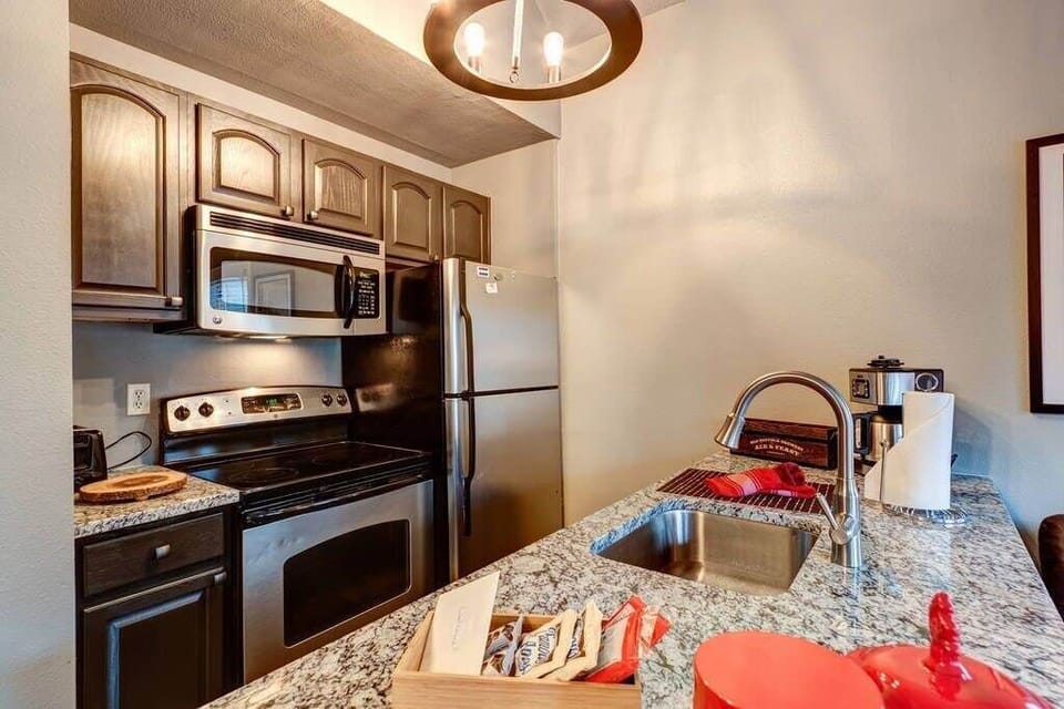 Full kitchen w coffee, tea, welcome gift