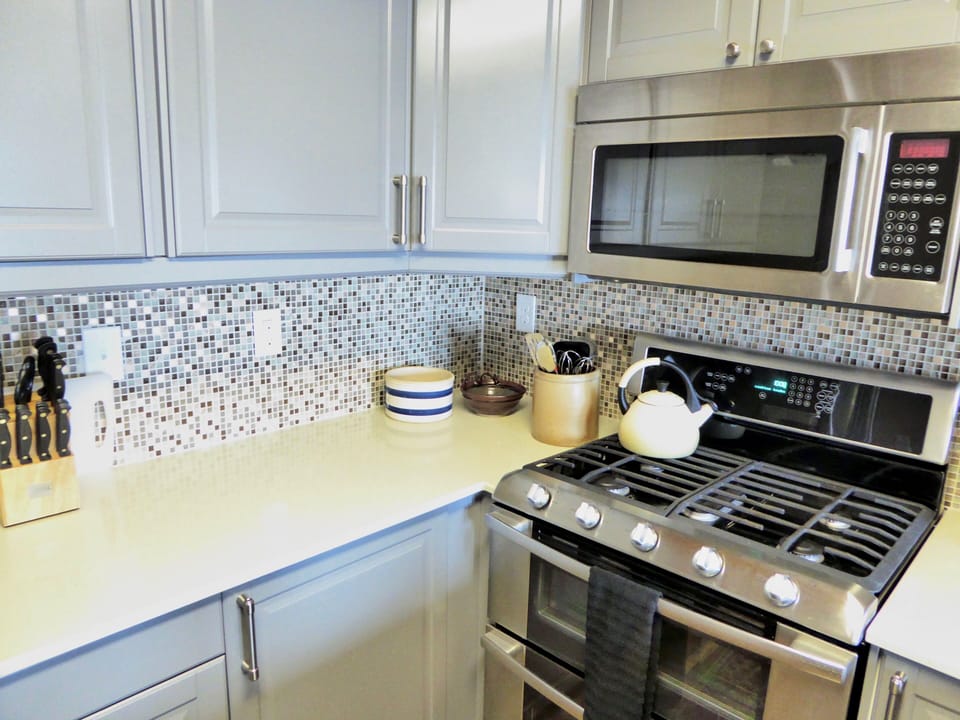 Gas Stove double oven - all the needed utensils to cook a great family meal!