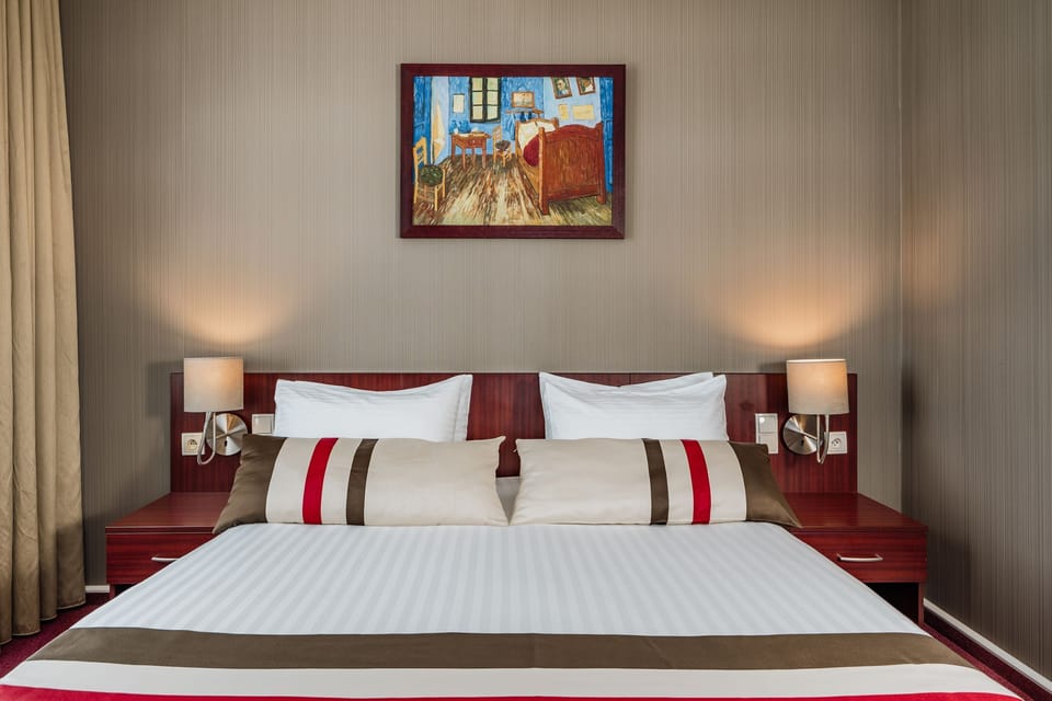 Standard Suite, 1 Queen Bed, Non Smoking | In-room safe, desk, laptop workspace, soundproofing