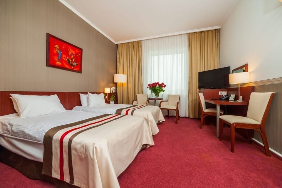 Classic Room, 2 Twin Beds, Non Smoking | In-room safe, desk, laptop workspace, soundproofing