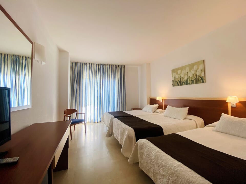 Triple Room, Terrace | Hypo-allergenic bedding, down comforters, minibar, desk